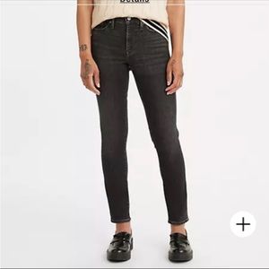 NWOT! Levi’s Slimming Skinny Jeans in a Washed out Black. Size 30